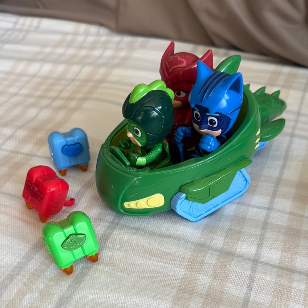 7 PC : PJ Masks Play Bundle includes Gecko Mobile, Character Figures, Jet Packs